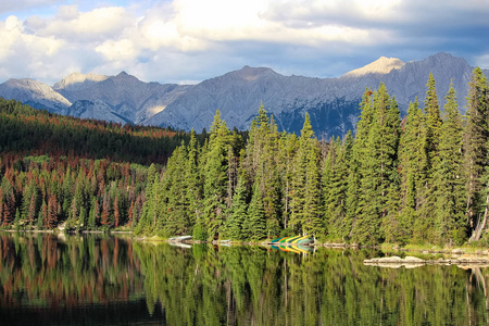 独木舟在湖岸与山在背景