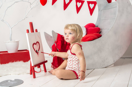 一个可爱的小女婴的肖像在一个装饰的情人节假期工作室