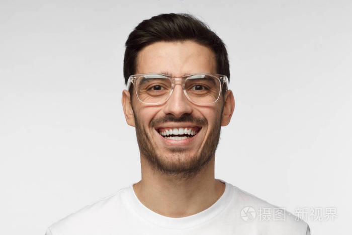 快乐的现代乐观的人面带笑容露出洁白无瑕的牙齿积极情绪面部表情和