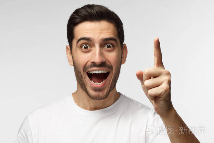 我有办法了照片的精力充沛的可爱的微笑的人穿着白色