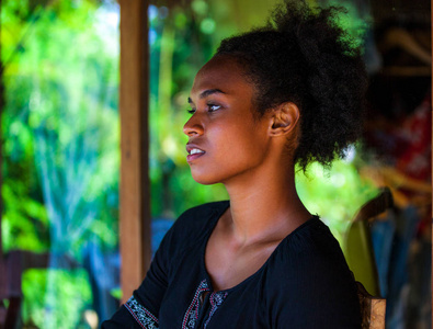 美拉尼西亚太平洋岛民美丽女孩与非洲半轮廓