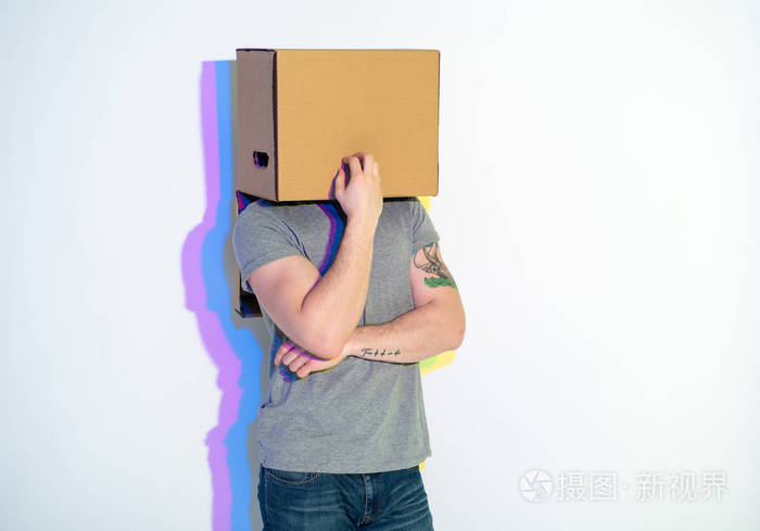 若有所思的人与纸箱头