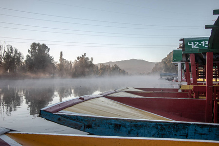 美丽的手工画的trjineras传统的五颜六色的船，来自Xochimilco，用来在运河中航行