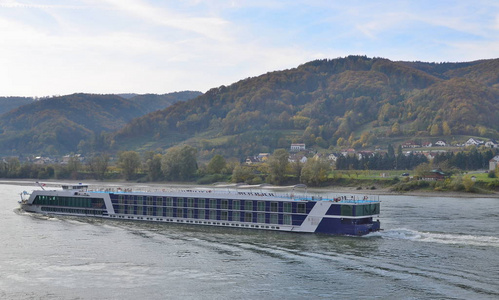 多瑙河畔的巡航船