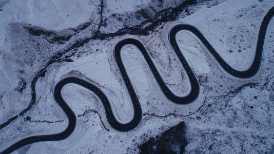 弯曲蛇形道路鸟瞰图图片