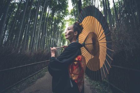 美丽的日本高级妇女走在竹林里图片