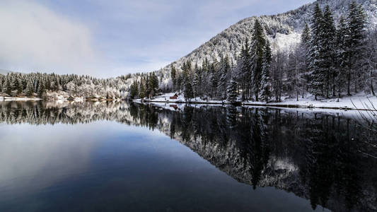 第一场雪在山下湖