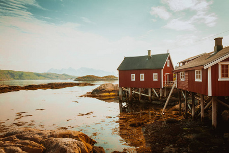 斯沃尔韦尔镇典型红挪威木屋就捕鱼小屋