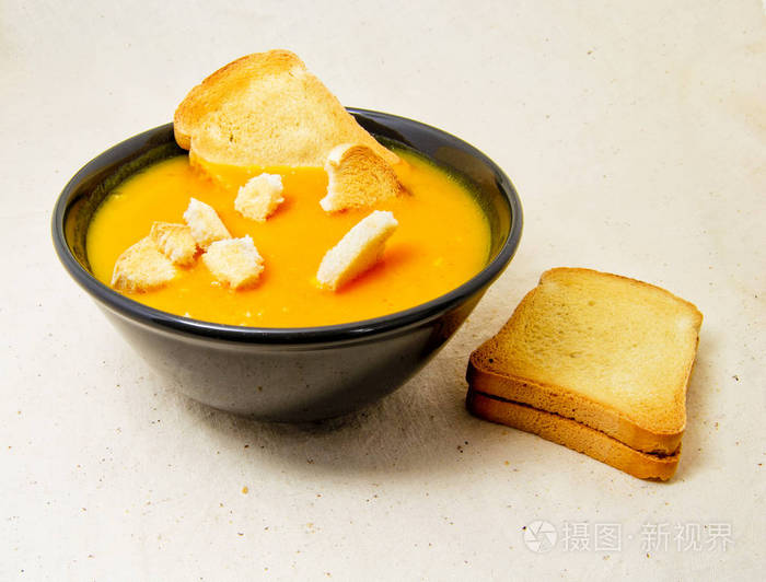 美味的南瓜 pured 汤配土豆和 zwiebacks 面包片。素食素食和健康概念