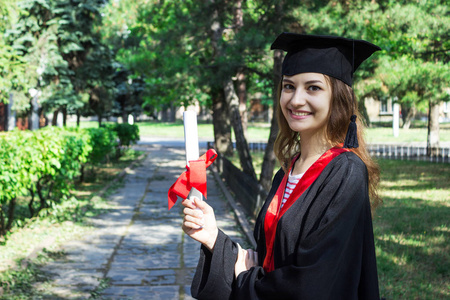 大学毕业典礼上的快乐女人教育和人民