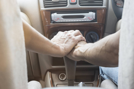 一个女人手除了的男人在开车的时候照片