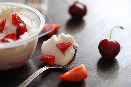 酸奶的新鲜草莓和樱桃