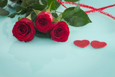 偶尔美丽的红玫瑰，有装饰的心和一个奉献或愿望的地方