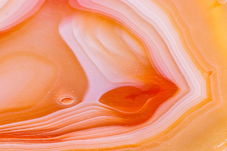 白色背景下晶体中的宏观矿物橙色玛瑙