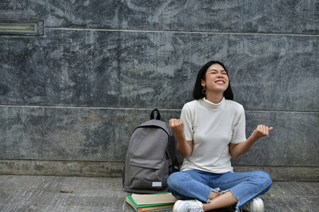 教育理念。亚洲妇女在大学读书