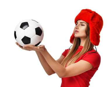 风扇体育妇女球员在红色制服和俄国冬天帽子举行足球庆祝