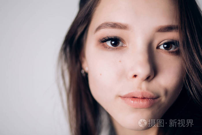 闭上脸的美丽女人.表情面部特征, 大棕色眼睛, 敏感的嘴唇