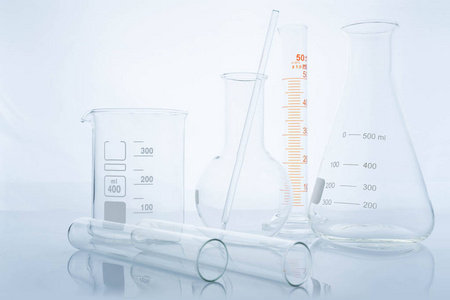 不同的实验室玻璃器皿和反射