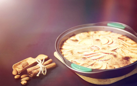 在家里准备苹果派。苹果自制糕点