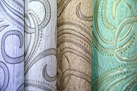 五颜六色的布料是用来为男女设计出各种衣服的，它可以是帆布或棉花，甚至丝绸都适合衣服。