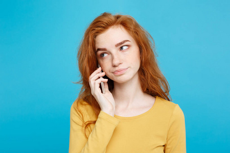 生活方式和技术概念姜红色头发女孩的画像与令人震惊和压力的表达, 而与朋友交谈的手机。孤立的蓝色粉彩背景。复制空间