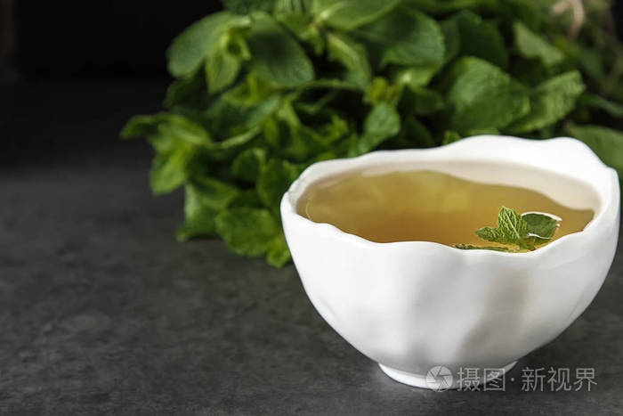 新鲜薄荷叶在茶意大利香草黑暗的背景