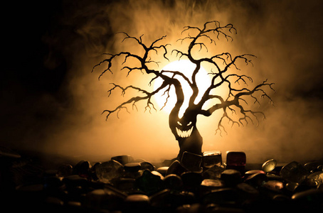 恐怖恐怖树与僵尸和恶魔面孔照片