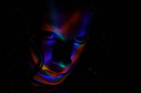 七彩萤光霓虹灯下的少女抽象肖像, 神秘的风格