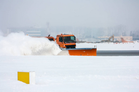 除雪机清洁机场跑道图片