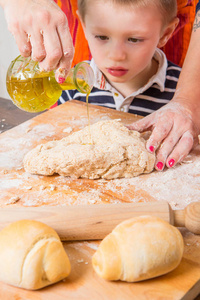 快乐的孩子做面包自制