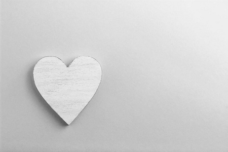 白色木制心脏在黑白纸板背景