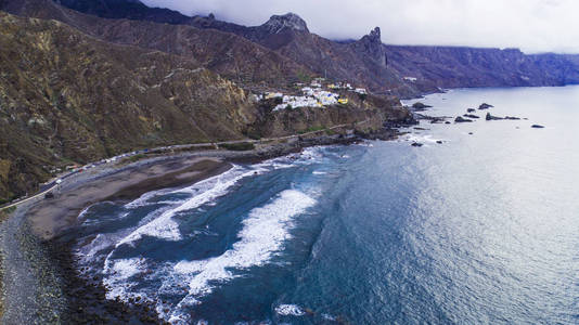 岩石和石质海岸上空的风景