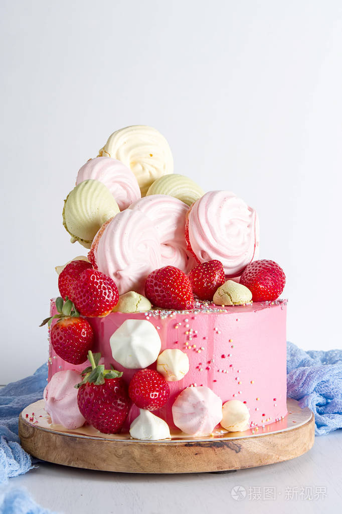 生日蛋糕和浆果儿童美味的甜点浅白背景