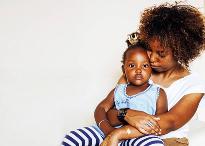 可爱甜美的年轻非洲裔美国人的母亲与可爱的小女儿