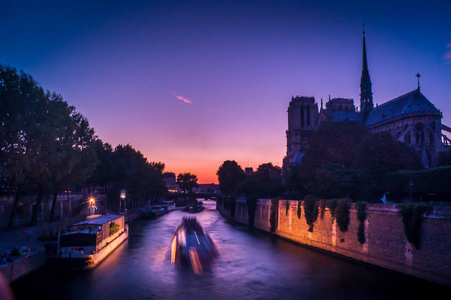 巴黎和巴黎圣母院的紫色日落