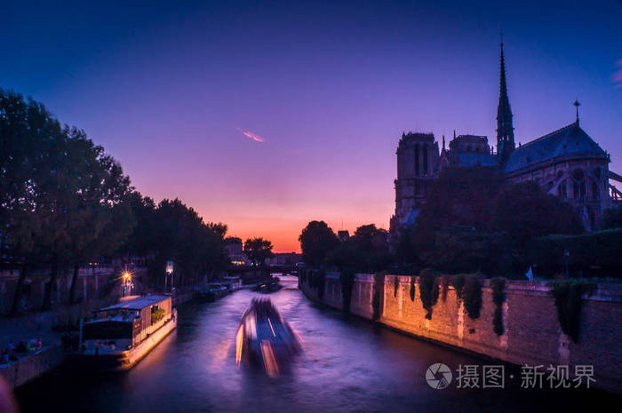 巴黎和巴黎圣母院的紫色日落