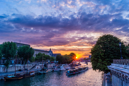 巴黎蓬新桥的日落