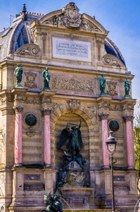 在巴黎圣米歇尔  喷泉