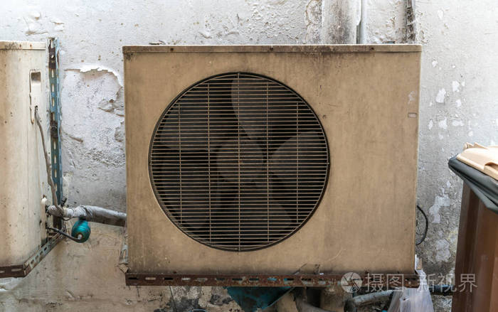 老式生锈的金属外部装有空调设备 m