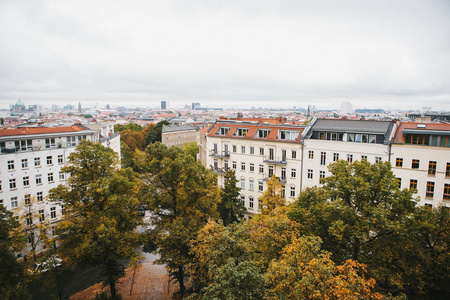 看法从高点到街道与大厦与树在柏林在德国。大城市的建筑