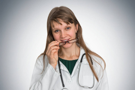 一位女医生用听诊器的特写