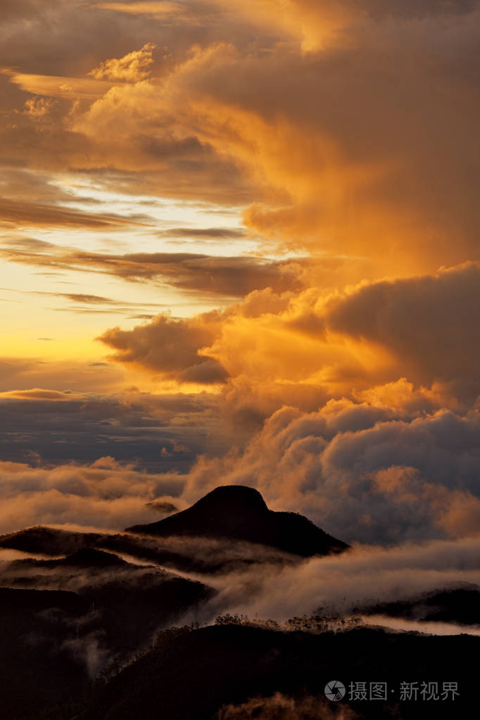 橙色黎明在山上云巅