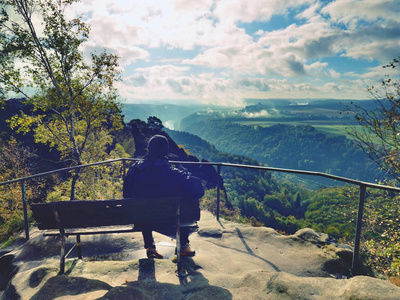 徒步旅行者在山顶休息。人坐在山顶观景点, 波纹管云谷