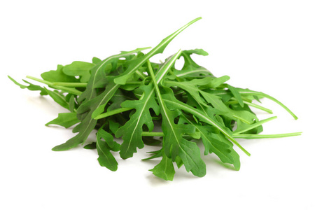 白色背景下的绿色新鲜 rucola 或芝麻叶的堆