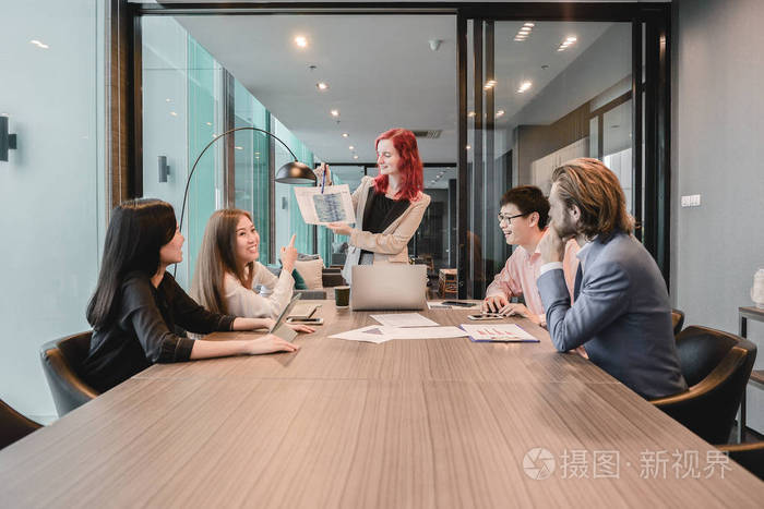 西方商界女老板在集会会见她的员工