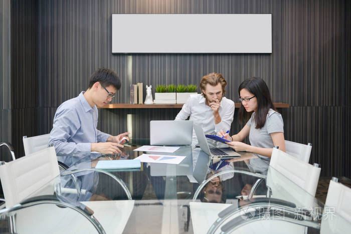 一组商务人士在会议室开会, 分享