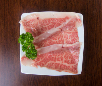 日本料理。牛肉切成薄片的背景