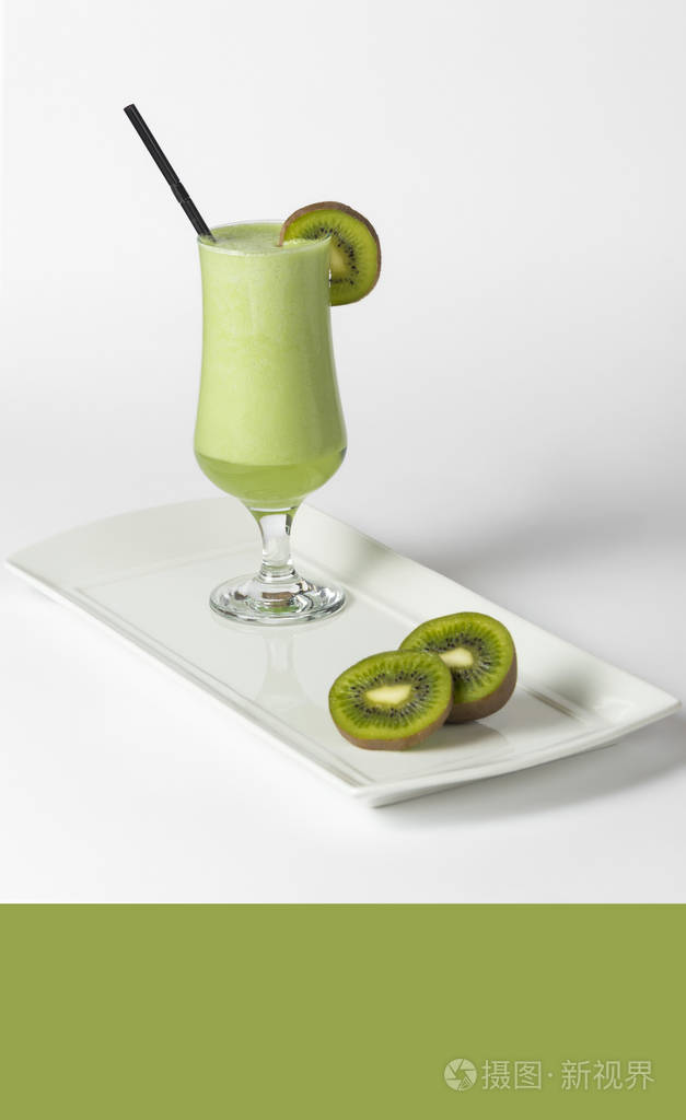 在白色背景上的猕猴桃奶昔