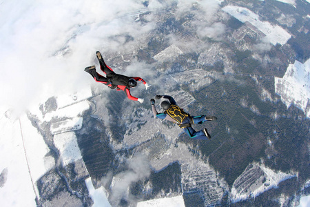 两个跳伞者在天空中。