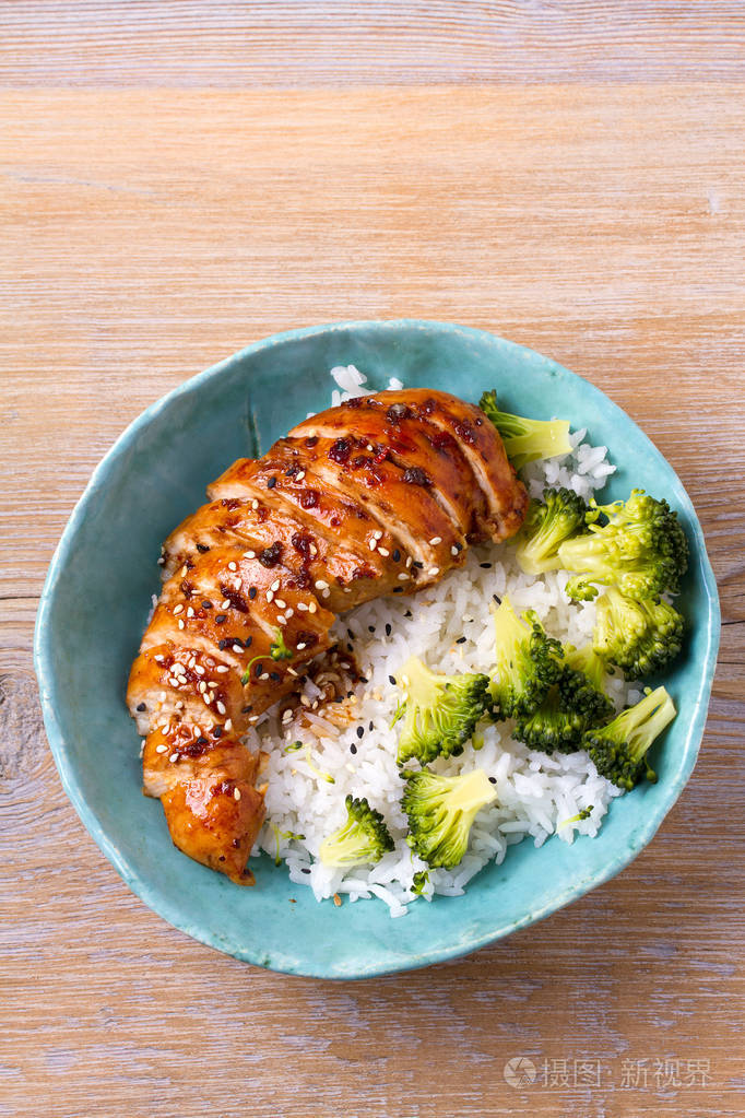 鸡胸肉用香醋和红糖酱洒芝麻鸡肉加米饭和西兰花俯视上方垂直